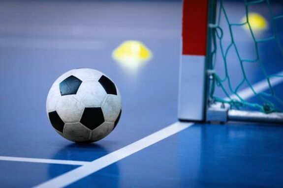 139183310-but-et-sol-de-ballon-de-futsal-de-football-salle-de-sport-de-soccer-intérieur-fond-de-sport-de.jpg